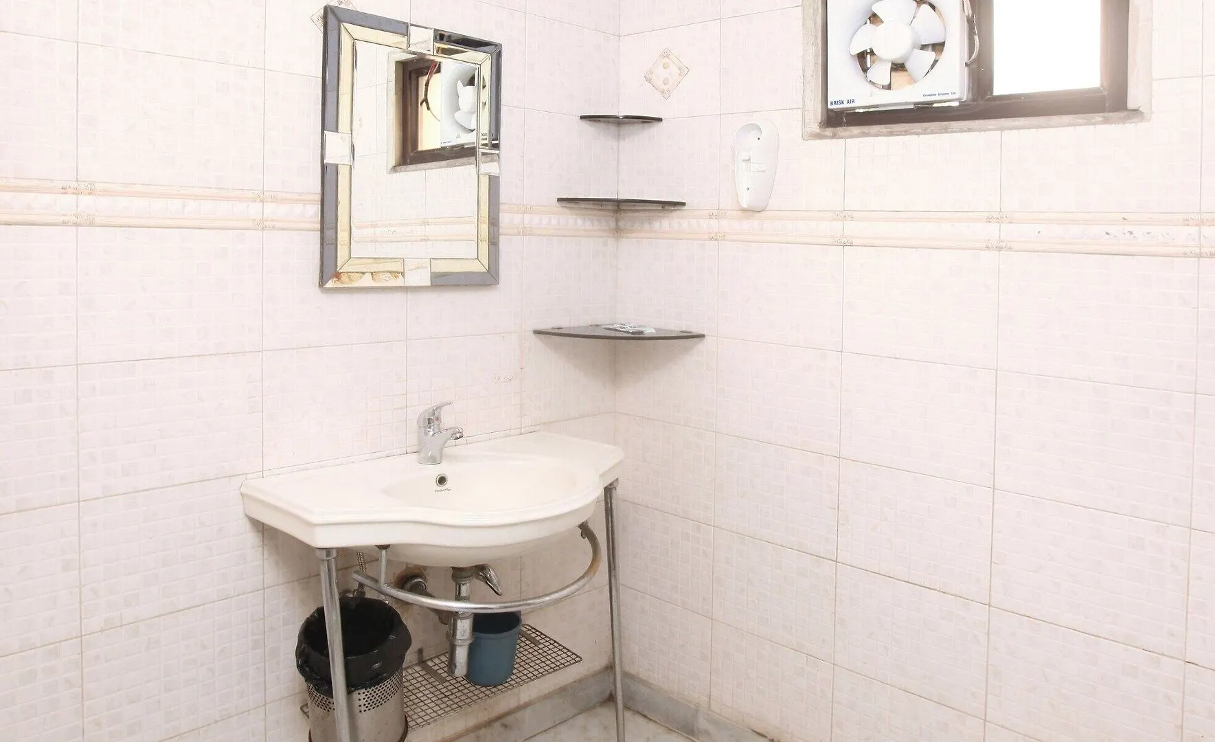 Oyo 337 Hotel Anand Delhi
