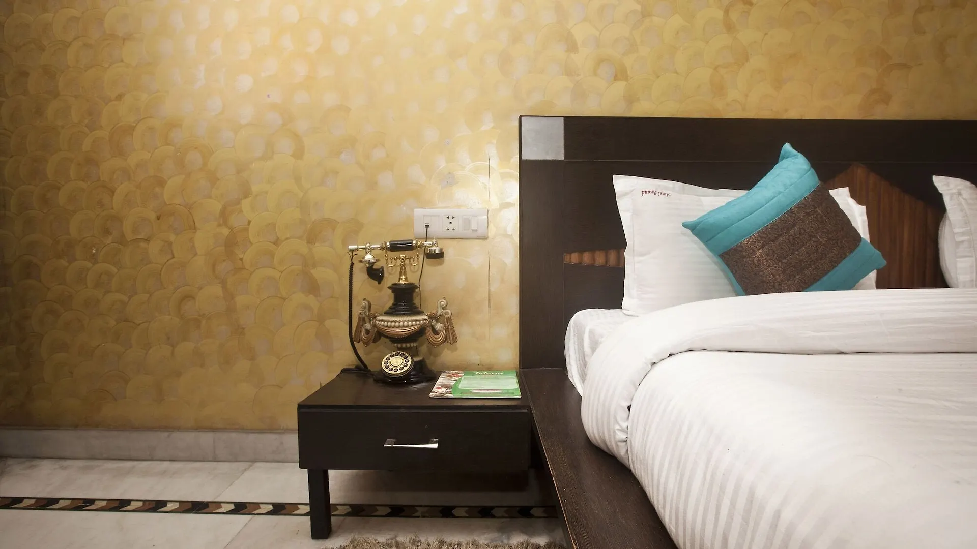 Oyo 337 Hotel Anand Delhi