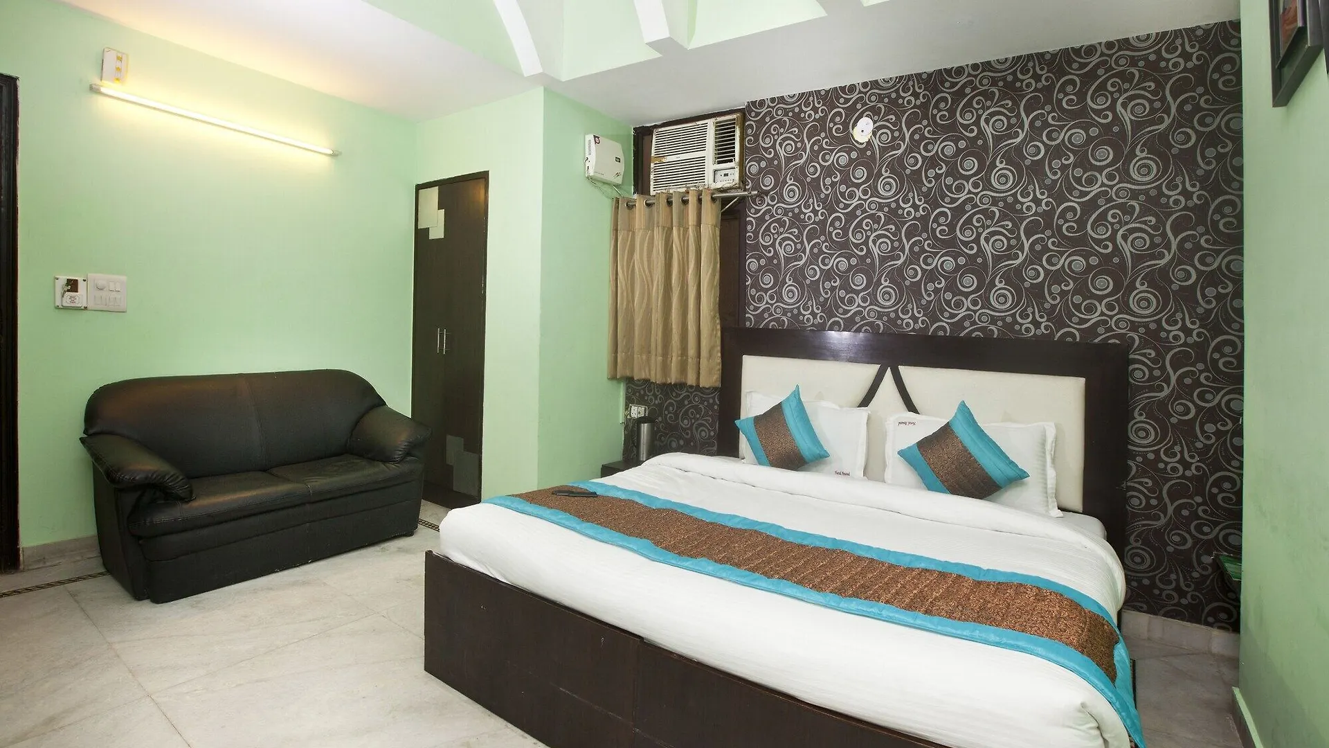 Oyo 337 Hotel Anand Delhi