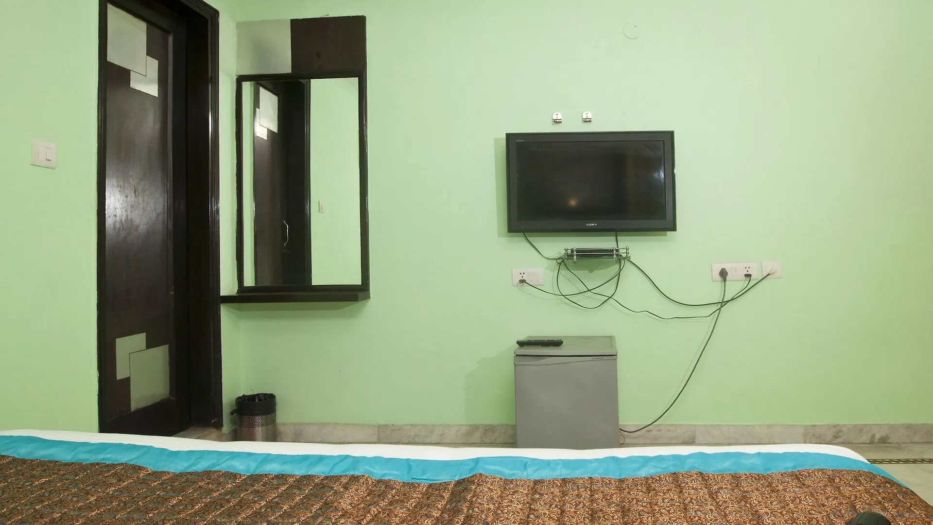 Oyo 337 Hotel Anand Delhi