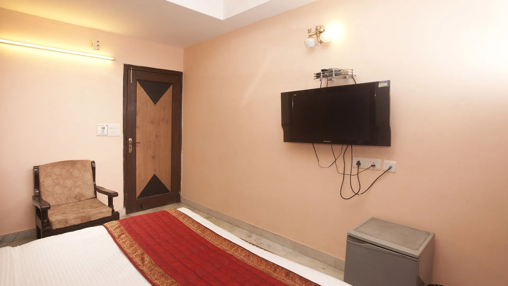 Oyo 337 Hotel Anand Delhi