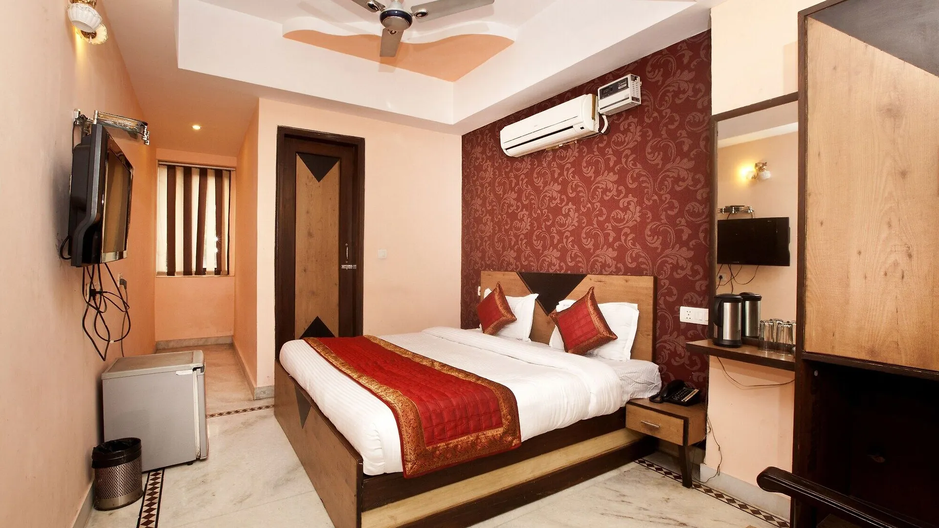 Oyo 337 Hotel Anand Delhi