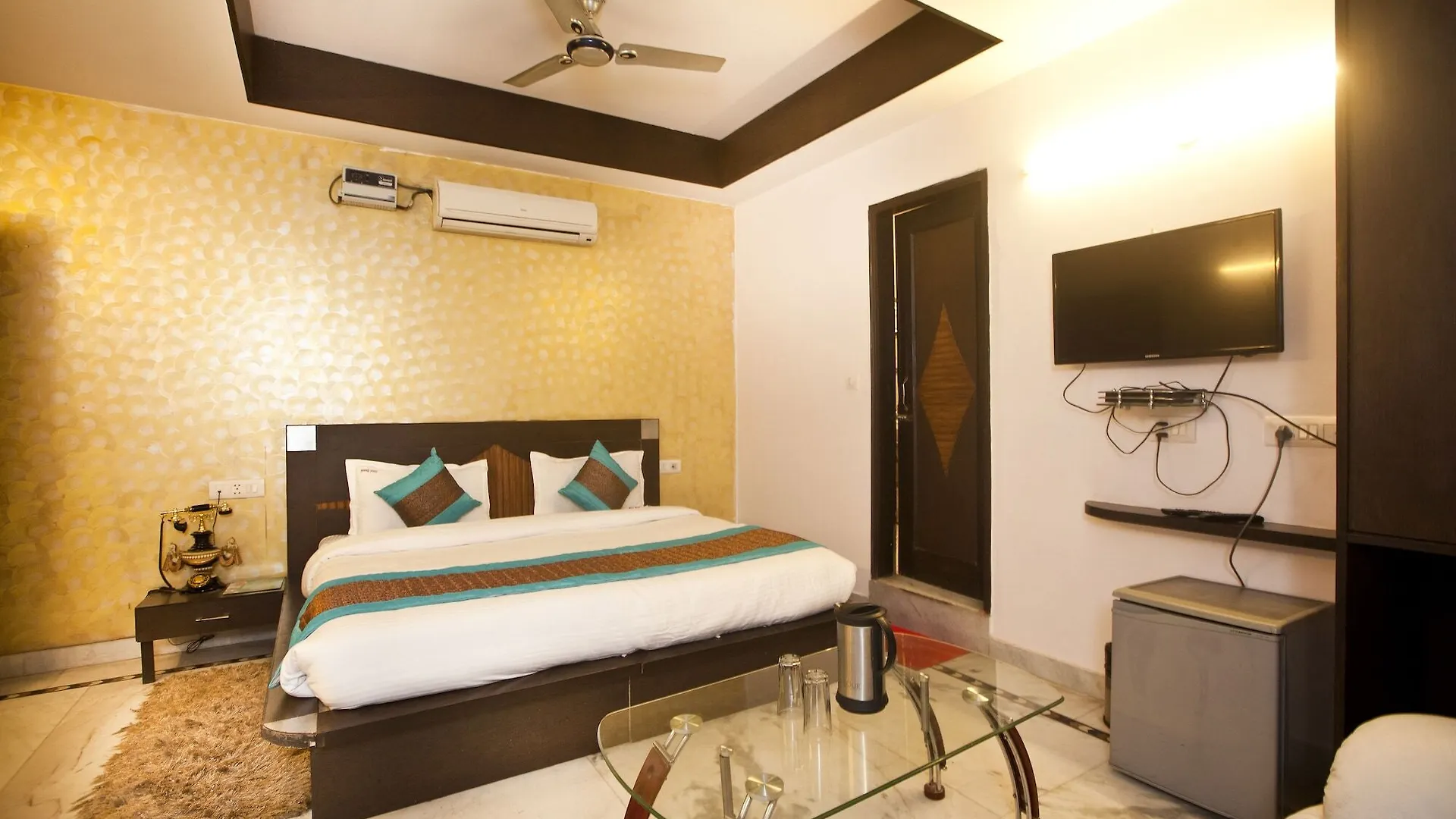 Oyo 337 Hotel Anand Delhi
