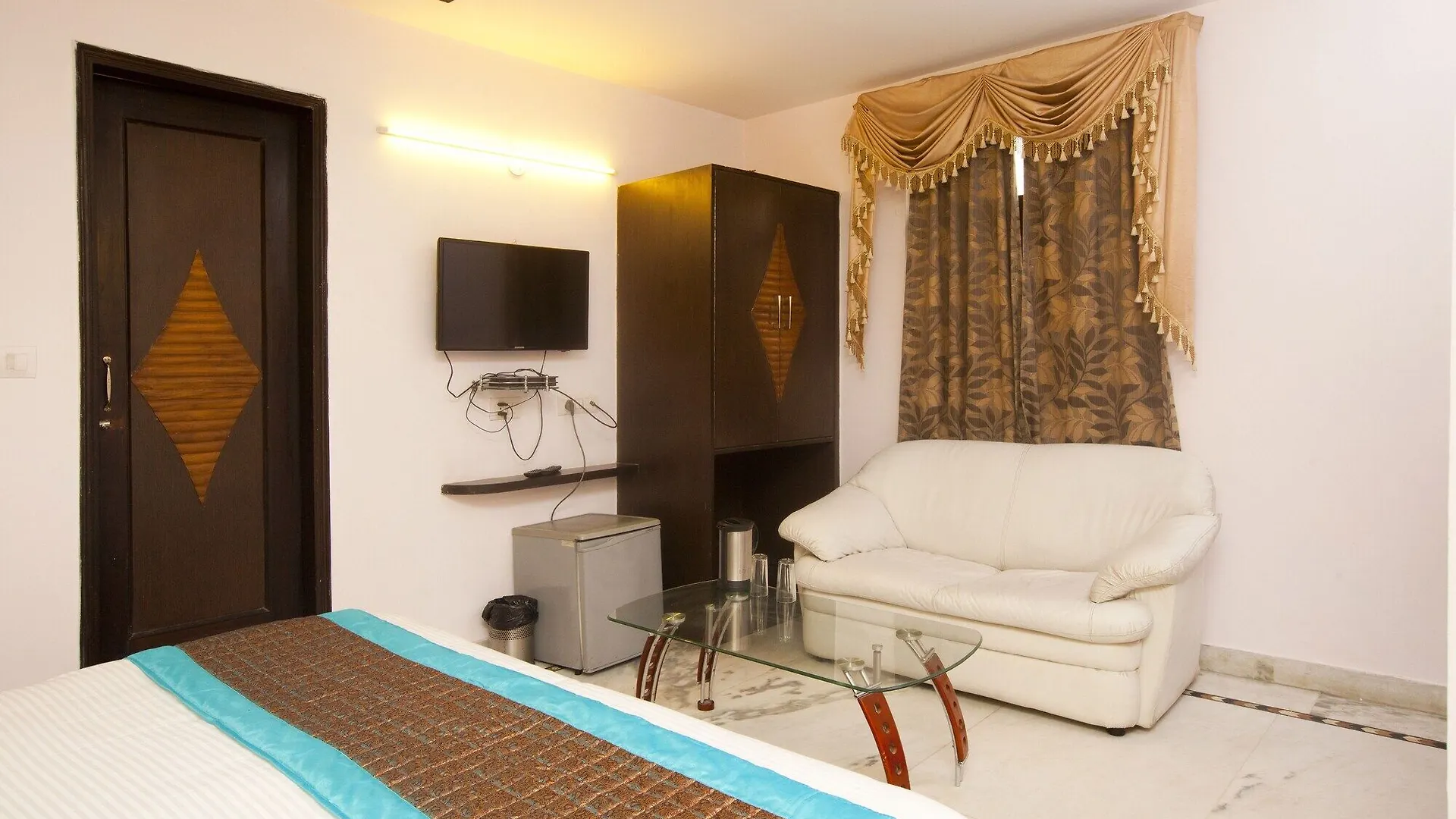 ***  Oyo 337 Hotel Anand Delhi  India