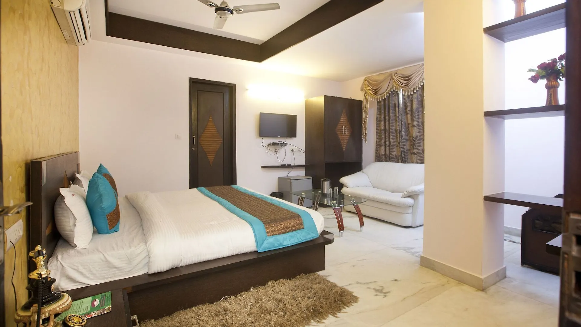 ***  Oyo 337 Hotel Anand Delhi  India