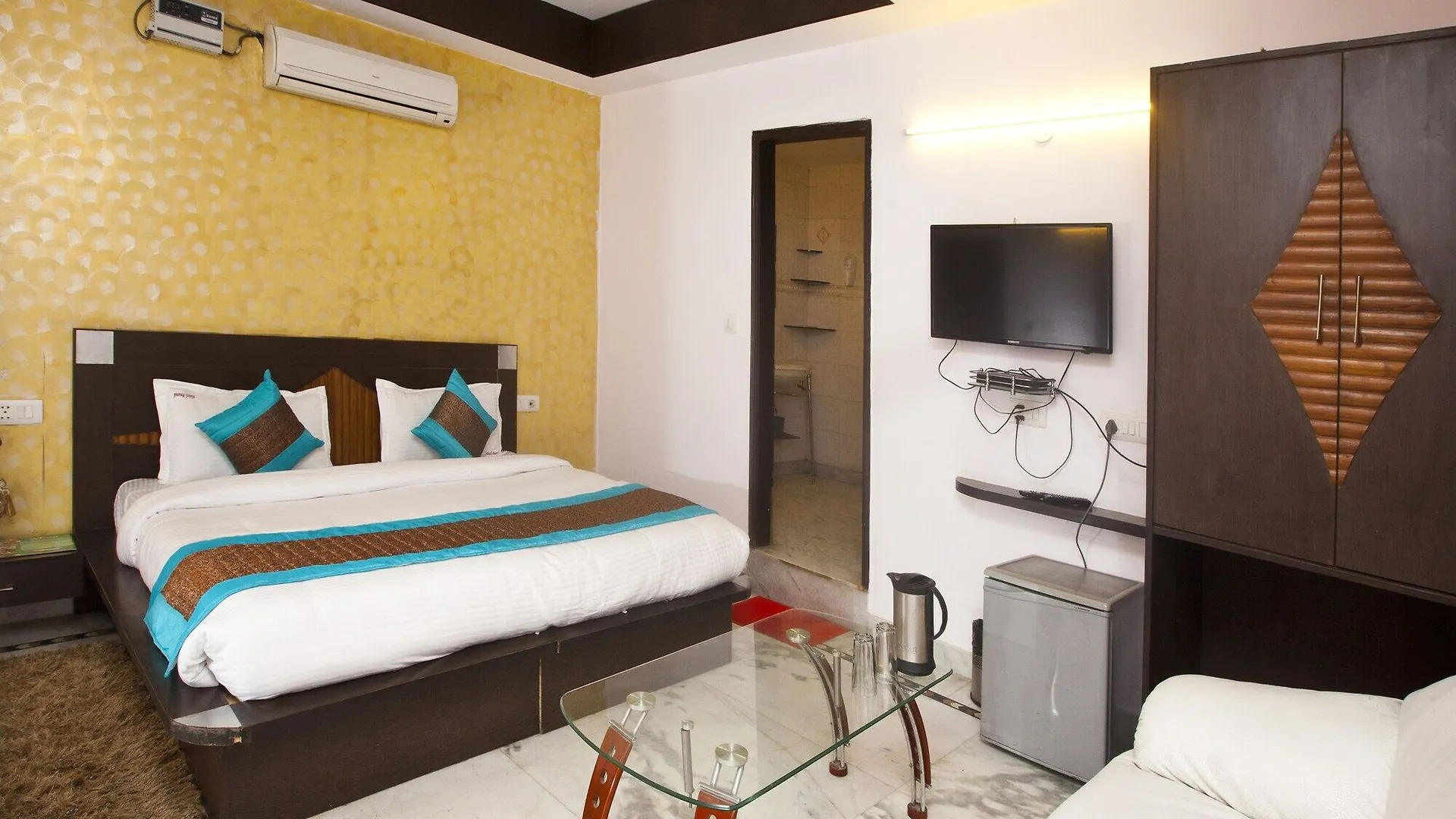 Oyo 337 Hotel Anand Delhi