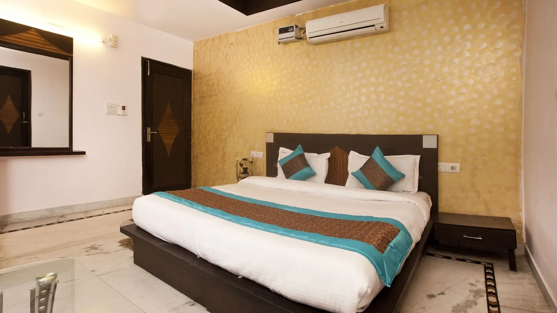 Oyo 337 Hotel Anand Delhi